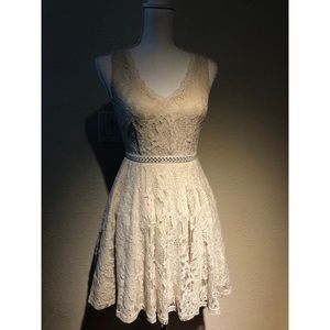 Jodi Kristopher beige lace dress